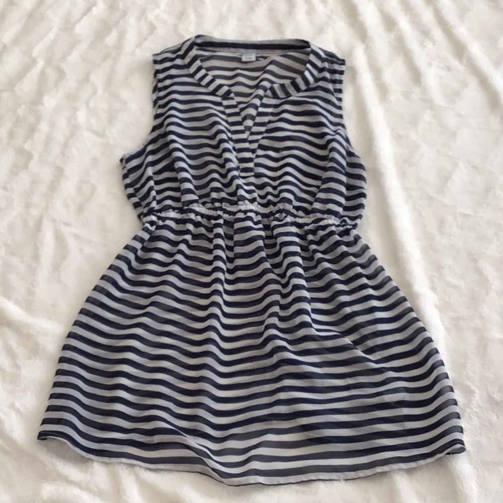 Sleeveless maternity blouse